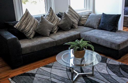 Newtonville Apartment | A Luxurious 5 star Location 2 QUEEN Bed’s TROY