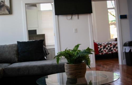 Newtonville Apartment | A Luxurious 5 star Location 2 QUEEN Bed’s TROY