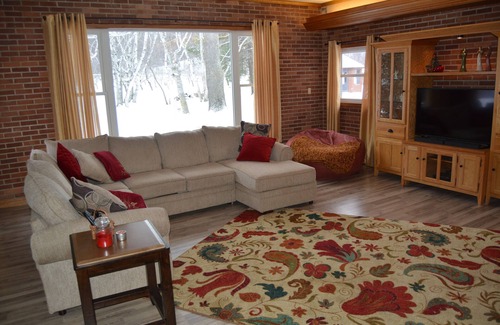 New Ulm House | A-Peeling Acres Orchard, relax on a small working orchard
