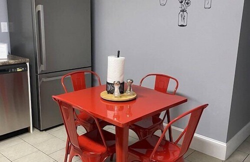 Newton House | A Piece of Paris (West unit) - 5 min walk to Historic Downtown Newton