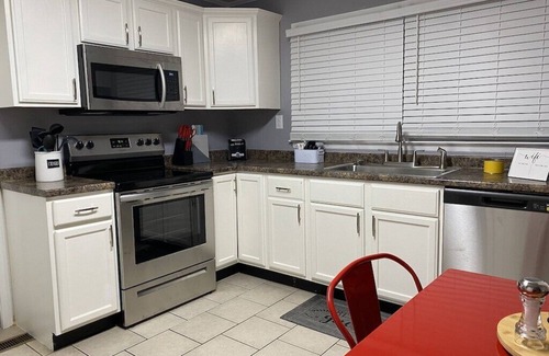 Newton House | A Piece of Paris (West unit) - 5 min walk to Historic Downtown Newton