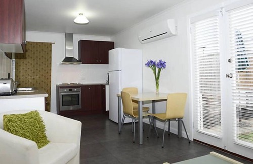 Newington Cottage | A Place To Stay - The Stables @ Smith St