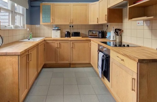 Golspie House | A quaint and quirky 1-bedroom cottage on the Main Street of the coastal village of Golspie.