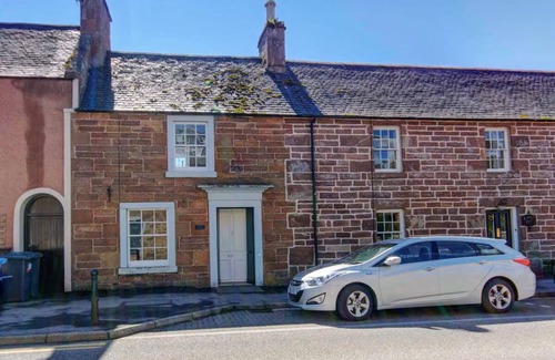 Golspie House | A quaint and quirky 1-bedroom cottage on the Main Street of the coastal village of Golspie.