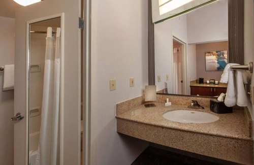 Newark Hotel | A Short Drive from the University of Delaware Botanic Gardens! Pets Allowed!