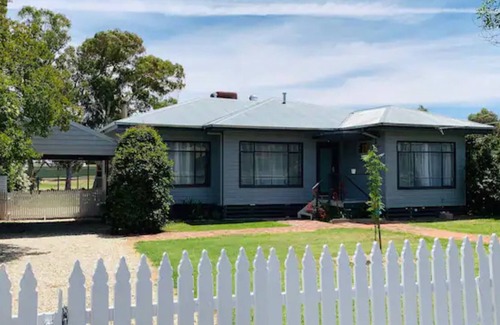 Chiltern House | A Spacious Getaway in Charming Chiltern