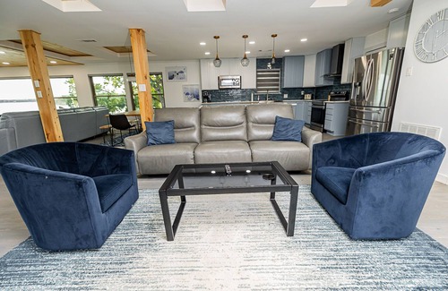 Lake Bridgeport House | A Spacious Lake House - Access to Lake Beach!