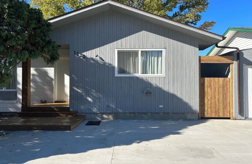 Saskatoon House | A spacious mainfloor suite in a great location