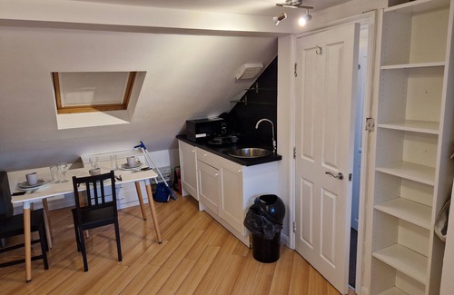 College Park and Old Oak Apartment | A studio overbooking the city