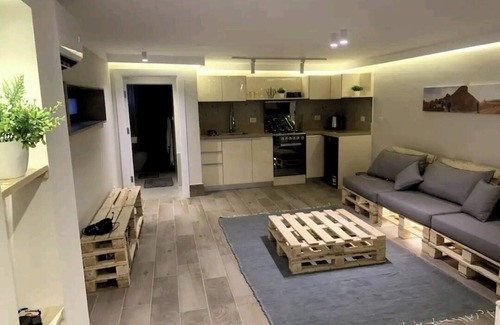 Heliopolis Apartment | A stylish retreat near the Palace.