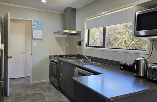 Marahau House | A sunny seaside holiday home in Marahau. Close to the beach and the ABel Tasman National Park