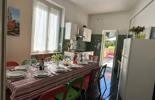 Borgo Crimea House | A villa between wonderful gardens, 5 min walk to the city center