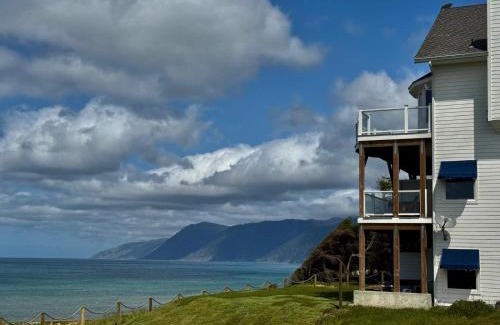 Shelter Cove Apartment | Abalone by OceanviewHotTubs Oceanfront Shelter Cove Tesla