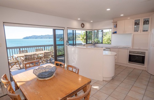 Coopers Beach House | Absolute Beach Front @ Coopers