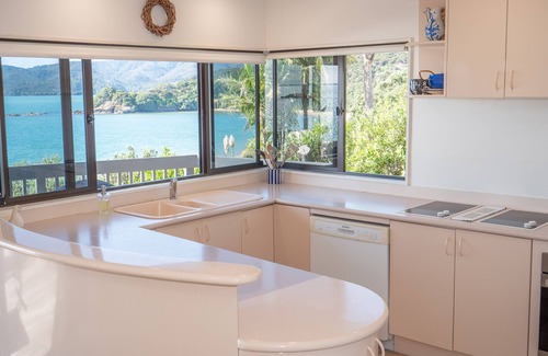 Coopers Beach House | Absolute Beach Front @ Coopers