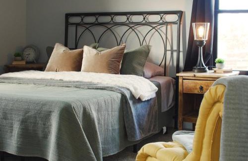 Albany House | AC! Family Space-Retro Home in Historic Albany