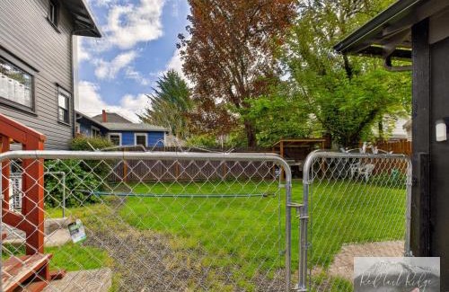 Albany House | AC! Family Space-Retro Home in Historic Albany