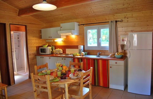 Gramat Cabin | Accès Piscine, Fitness, Sauna ! Maisonnette Climatisée avec Terrasse