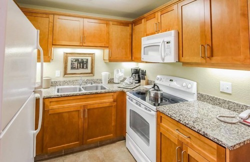 Uptown Design District Condo | Accessible 2BR Condo w/Pool & Balcony