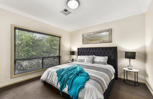 Mount Gambier Apartment | Accommodation On Lansell 1 being Unit 1 of 6 Lansell Street
