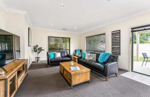 Mount Gambier Apartment | Accommodation On Lansell 1 being Unit 1 of 6 Lansell Street