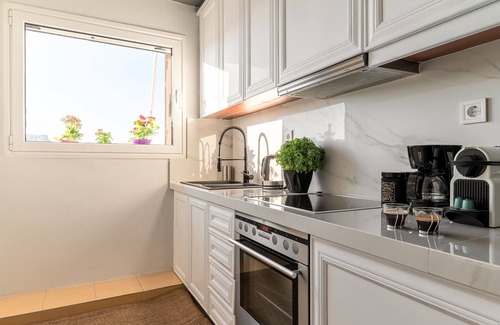 Athens Apartment | Acropolis Eclipse