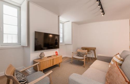 Misericordia Apartment | AD2 Renovated Charm in Prime Location - BICA - with AC