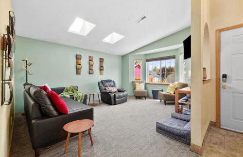 Mountain View District House | ADA Accessible - Pet-Friendly- 3BDR