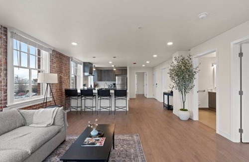 Riverside Apartment | ADA Luxury Apartment with King Bed! J&K on Main