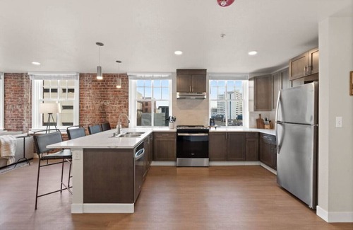 Riverside Apartment | ADA Luxury Apartment with King Bed! J&K on Main