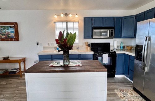 Kona Palisades House | Afforable & quaint upstairs 2Bedroom 1Bath apartment with lanai and Ocean views