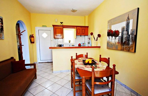 Agios Georgios Pagon Apartment | Agios Georgios - 2 Beds - Sleeps 5 - Free Parking