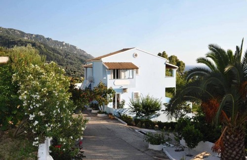 Agios Georgios Pagon Apartment | Agios Georgios - 2 Beds - Sleeps 5 - Free Parking