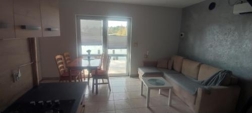 gmina Kije House | Agrowczasy Nad Stawem - Plus strefa jacuzzi przy domu z jedną sypialnią