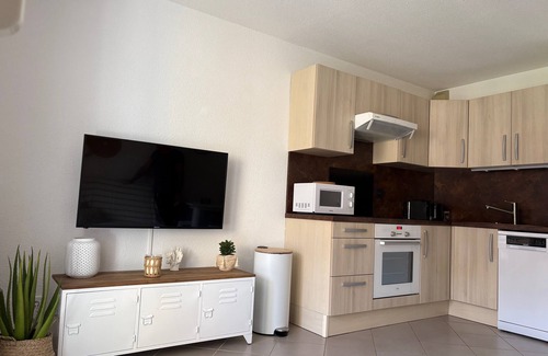 Miramar Apartment | Air-conditioned, waterfront 2-room 38m2 cabin apartment.