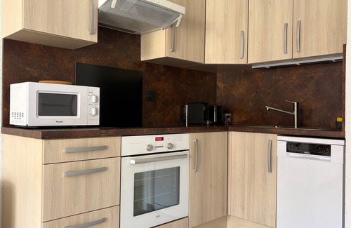 Miramar Apartment | Air-conditioned, waterfront 2-room 38m2 cabin apartment.