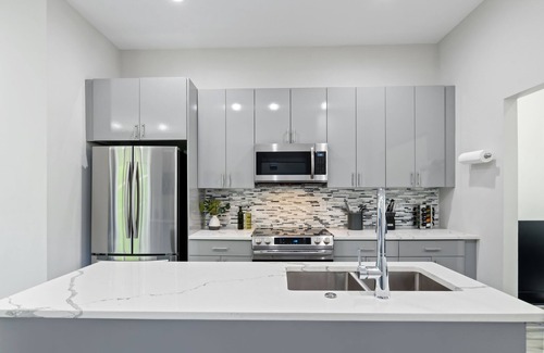 Edgewood House | Airbnb.com/p/DesignedByDom - Over 450 Five Star Reviews