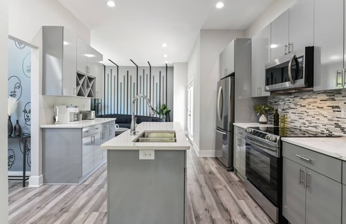 Edgewood House | Airbnb.com/p/DesignedByDom - Over 450 Five Star Reviews