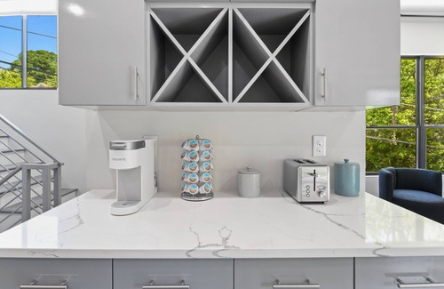 Edgewood House | Airbnb.com/p/DesignedByDom - Over 450 Five Star Reviews