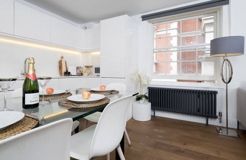 Covent Garden Apartment | AIRCON/LUXURY! 2BED/2BATH