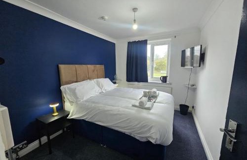 Bloxwich House | Airport Lodge