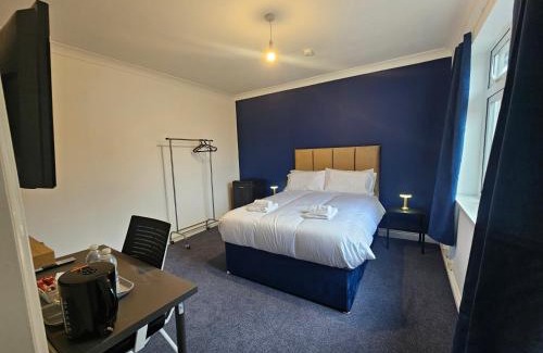 Bloxwich House | Airport Lodge