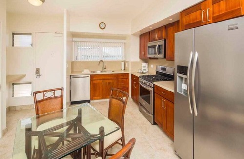 Waikiki Condo | Airy, Casual Ocean View Suite w/Upgraded Kitchen, Free WiFi-Waikīkī Shore 1406