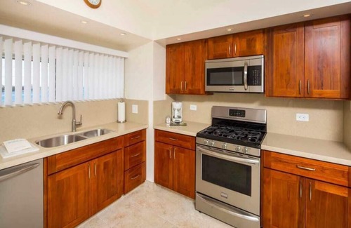 Waikiki Condo | Airy, Casual Ocean View Suite w/Upgraded Kitchen, Free WiFi-Waikīkī Shore 1406