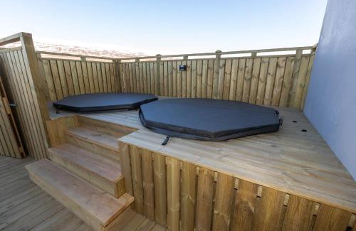 Oddeyrin Apartment | Akureyri Lux Apartments with hot tub access