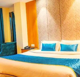 Knollswood Hotel | Alarks Inn