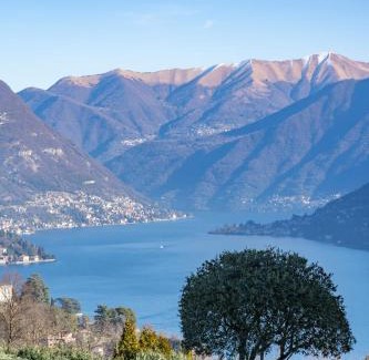 Como Apartment | Alex's Luxury Lake View Apt Pool and Tennis