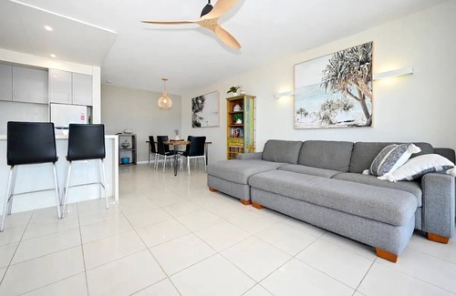 Alexandra Headland Apartment | Alexandra Headland Beach - Stunning Views ZF9