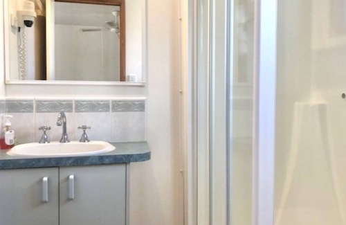 Alexandra Cabin | Alexandra Parklife. Studio 4