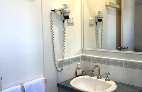 Alexandra Cabin | Alexandra Parklife. Studio 5